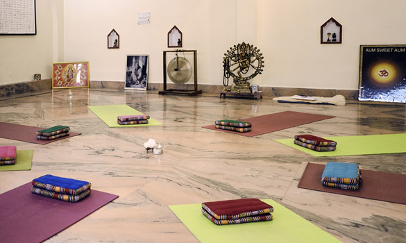 Yoga school patanjali rishikesh - teacher training hall